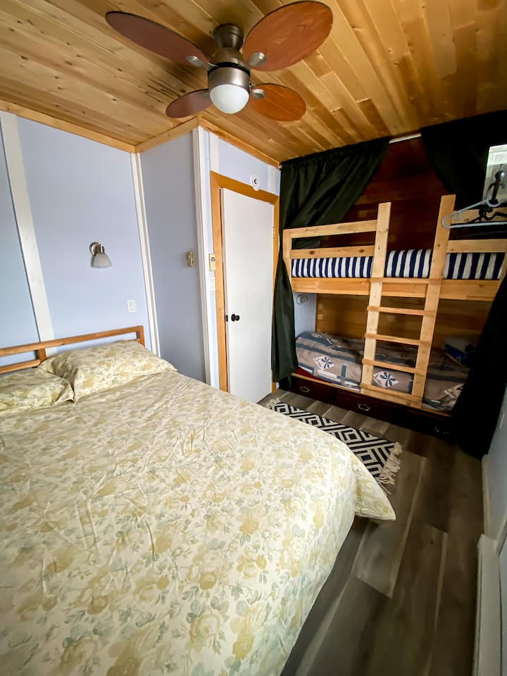 Საძინებელი 1
საწოლი 152 × 203 სმ და ერთი ზომის ორსართულიანი ზედა და ქვედა ნაწილები.
სძინავს 4