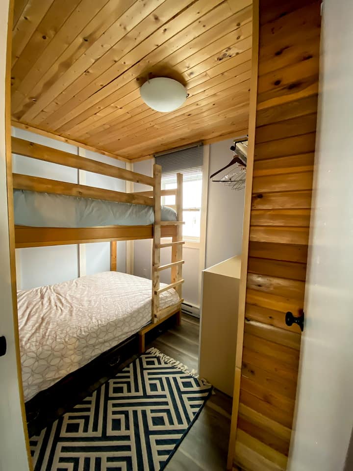 Საძინებელი 2. 
ორადგილიანი ორსართულიანი, ზედა და ქვედა
ნაწილები