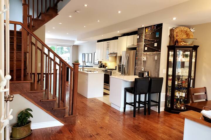 Family Home in Toronto with large private backyard gallery image 5