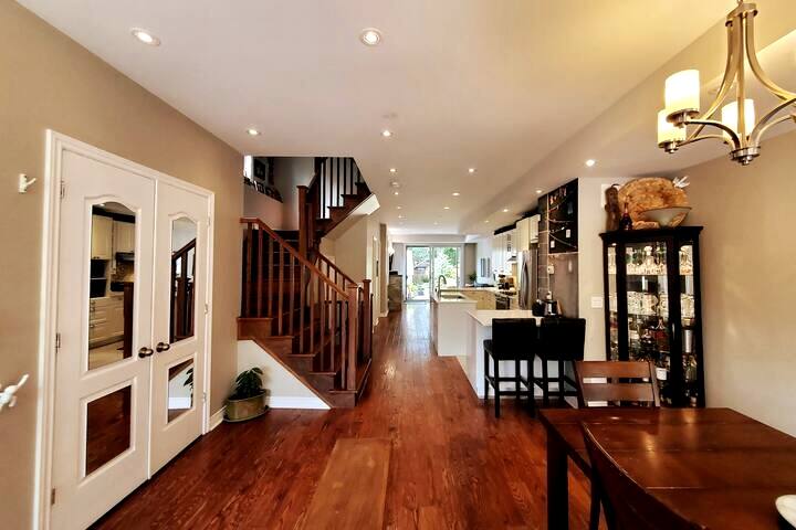 Family Home in Toronto with large private backyard gallery image 3