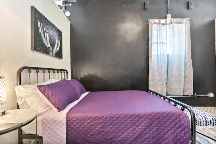Самостоятелна спалня с удобен матрак с мемори пяна в пълен размер. 