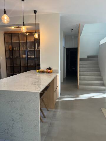 Beautiful home in a leafy suburb close to the city gallery image 4