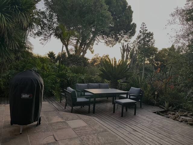 Beautiful home in a leafy suburb close to the city gallery image 2