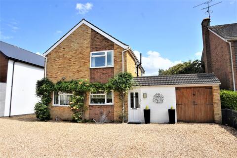 Spacious 5 bed family home in Fleet with garden.