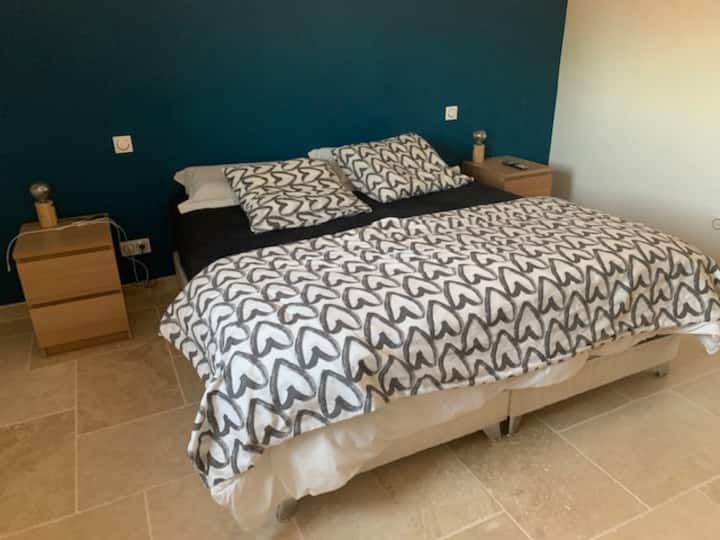 1 osvijetljeni bračni krevet (180 cm)