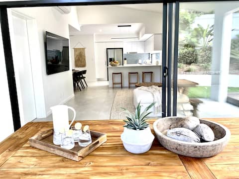Top Airbnb: La Palma Luxury Retreat With Heated Pool Palm Cove in Palm Cove