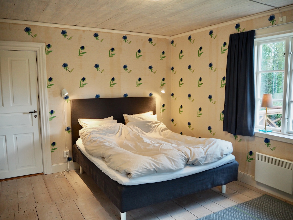 Dormitorio 1 cama doble de 160 cm, área de escritura y cortinas oscuras. El armario para la ropa está ubicado en el pasaje adyacente a la terraza de vidrio. 
Hay un lugar para una cuna.