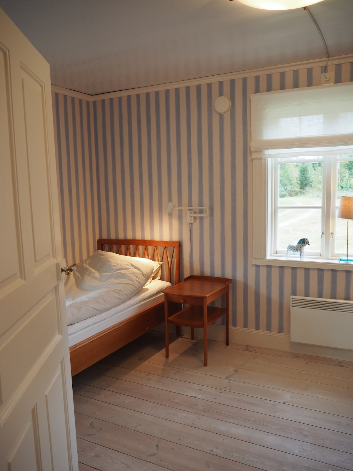 Sovrum 3, 105 cm säng. Armario.
En la habitación hay una mesa baja con posibilidad de jugar, juegos con juegos de hockey, tejo o legos de construcción.