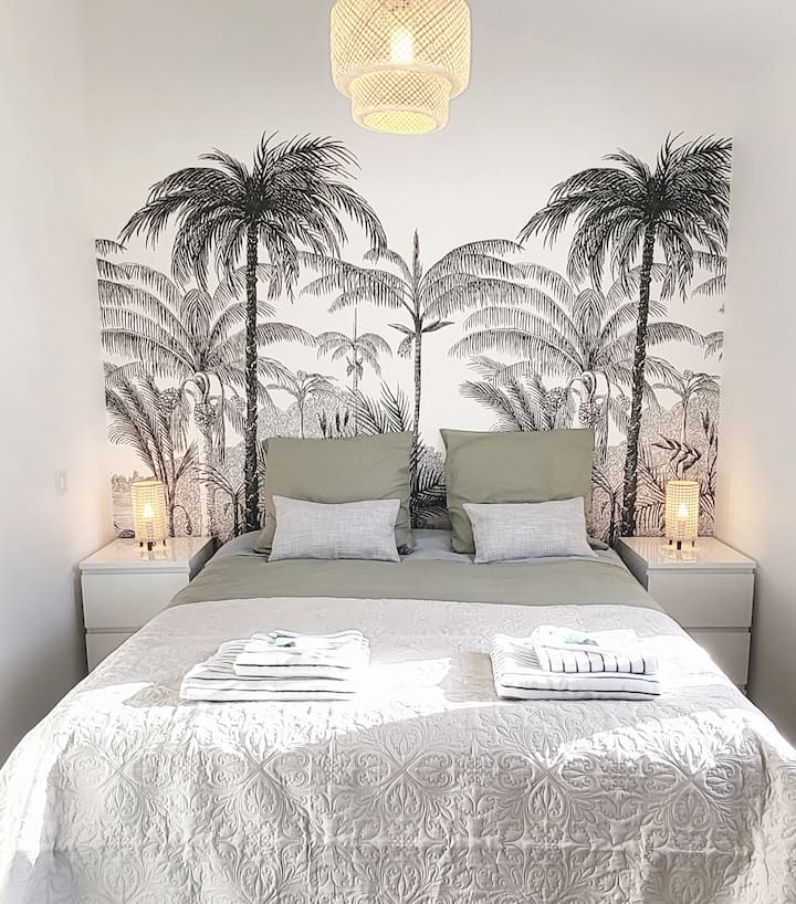 Apartman Tiny ima veliki bračni krevet širine 1,6 metara. 