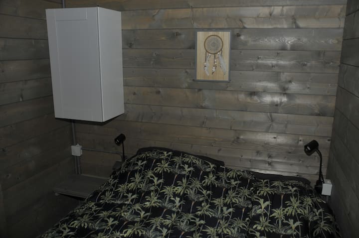 חדר שינה עם מיטה זוגית מוגבהת