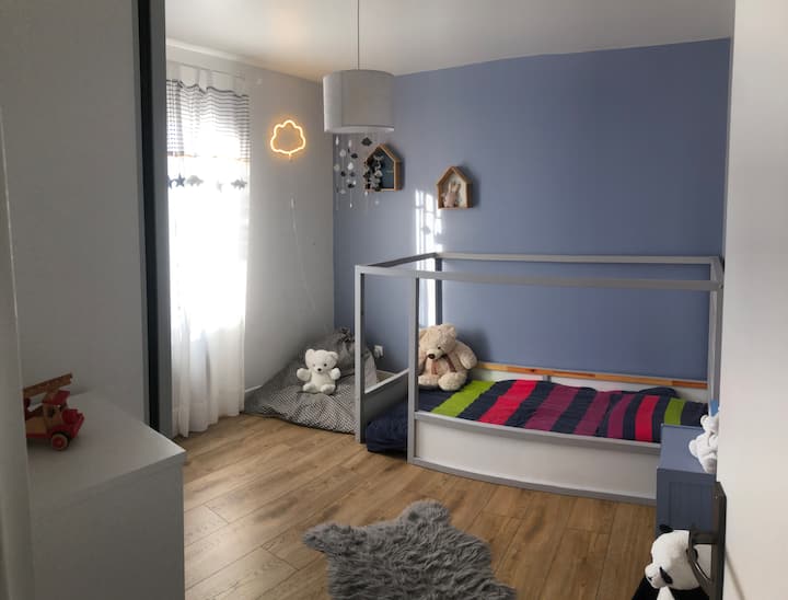 غرفة أطفال بسرير كوخ