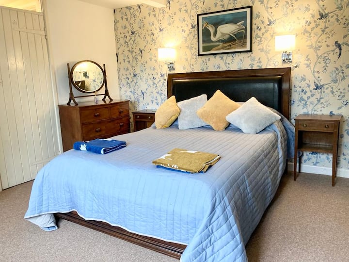 Супер удобно двойно легло с голям гардероб.