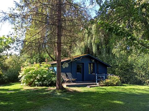 Little cocoon house in Les Hortillonnages