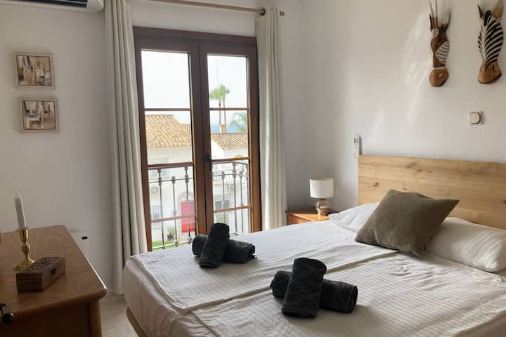 Spálňa s 1 veľkou manželskou posteľou. Pekný výhľad na more a záhradu.