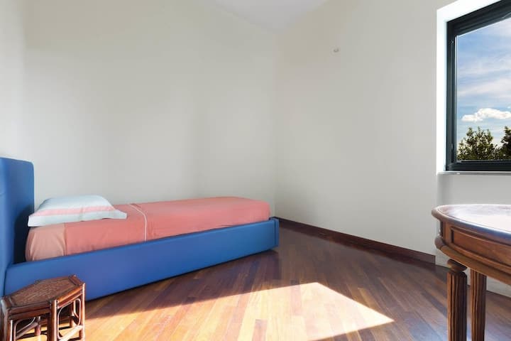 Chambre avec deux lits simples