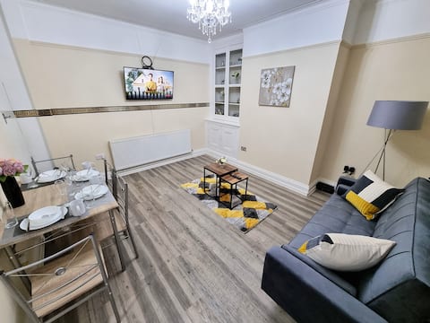 Popular Airbnb listing: 6RS Stylish Home with Fast WiFi and Parking in Beeston & Holbeck