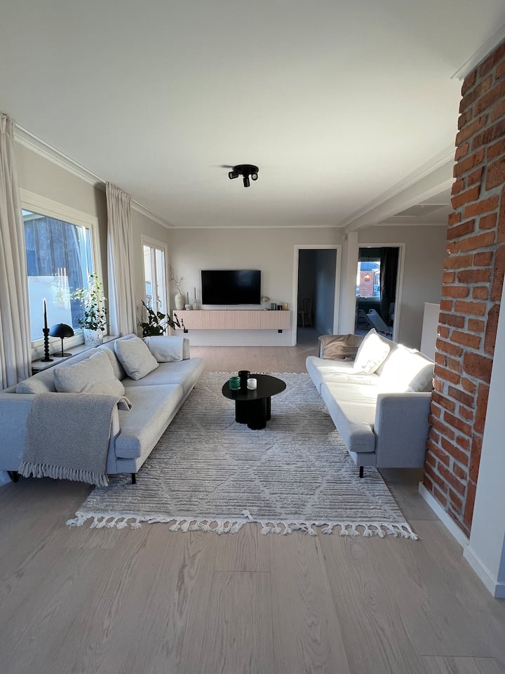 Stort Nyrenoverat Hus I Utby. - Surte