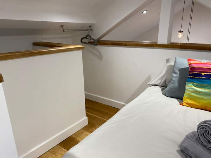 Dormitorio del entresuelo, hermosa vista desde la ventana del dormitorio.