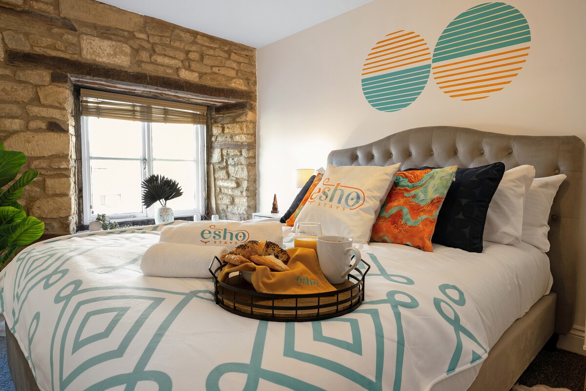 חדר שינה זוגי עם לבנים חשופות