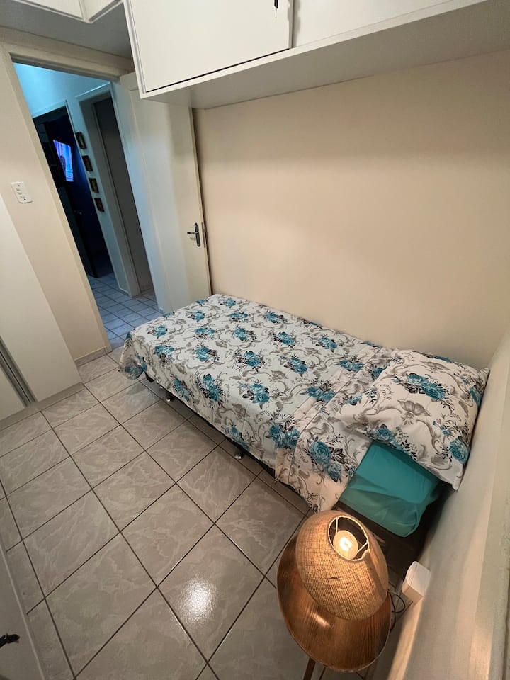 غرفة النوم الثانية: تحتوي على سريرين مفردين (السرير الإضافي الثاني تحت السرير الرئيسي).