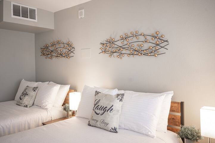 Stay Together on The Strip – 3 Bdrm Condo gallery image 4