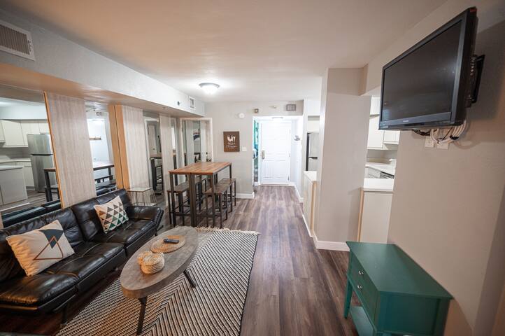 Stay Together on The Strip – 3 Bdrm Condo gallery image 2
