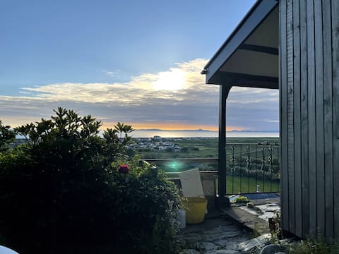 Unique & cosy house near beach. Amazing sea view.