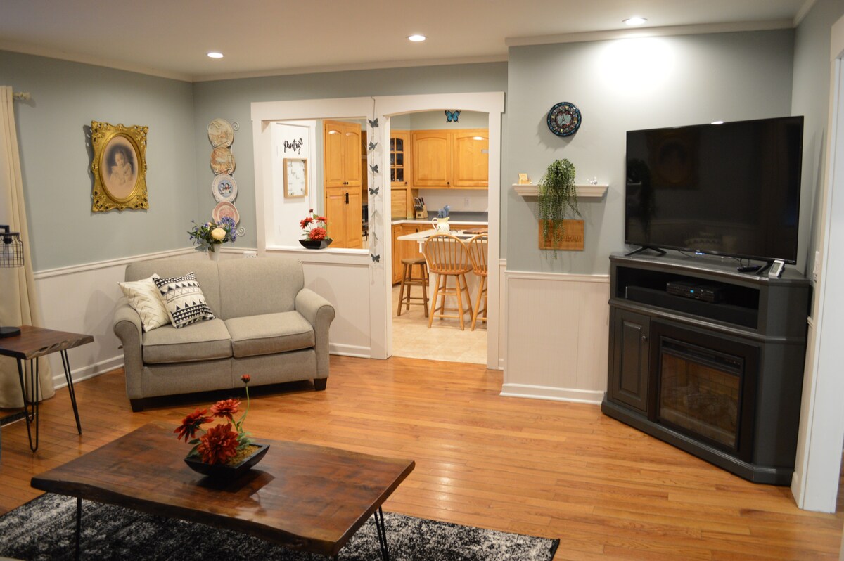 Successful Airbnb property: Beautiful 3 BR, 2 Bath, Sleeps 8, w/wading pool in East Burke
