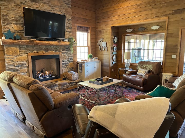 UPSTAIRS LIVING AREA (FIREPLACE)