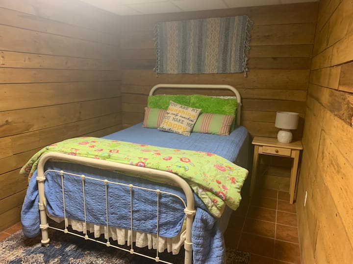 DOWNSTAIRS BEDROOM #3 (QUEEN BED+FUTON)