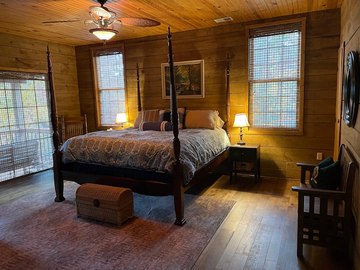 UPSTAIRS PRIMARY BEDROOM (KING)