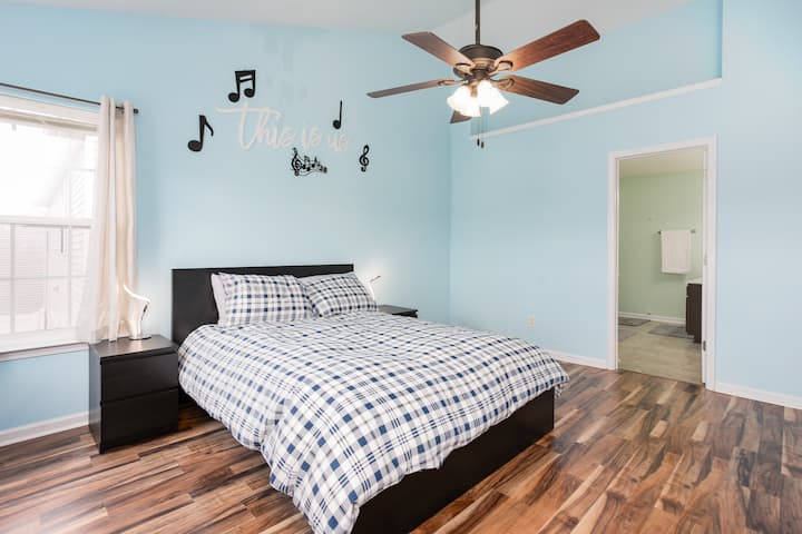 Chumba bora cha kulala chenye bafu. 
Pia ina Televisheni mahiri ya inchi 58