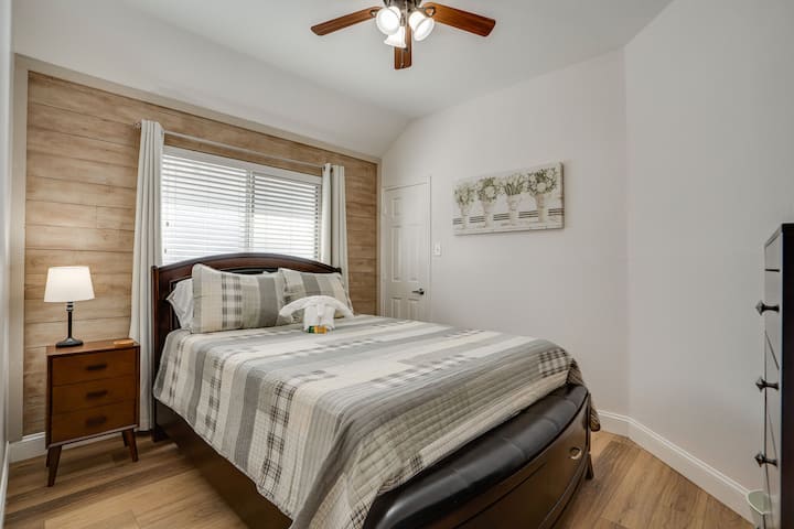 Втората спалня разполага с двойно легло queen size с първокласно спално бельо и спално бельо. 