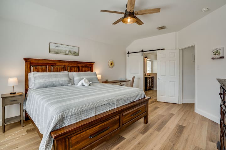 Основната спалня разполага с двойно легло king size с първокласно спално бельо и спално бельо. Голям телевизор с HULU, ESPN+, Disney+ и Netflix. Прилежаща главна баня с душ и дуел.