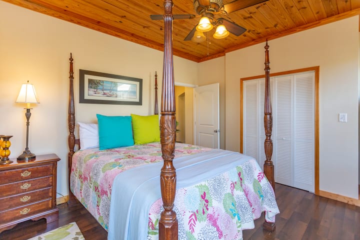 ห้องนอน 2 พร้อมเตียงควีนไซส์และทีวี