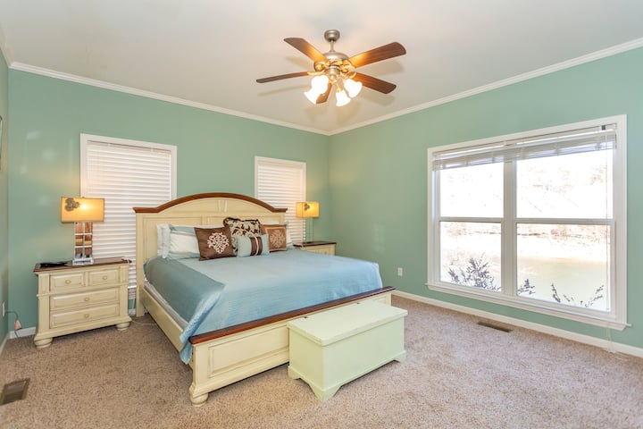 ห้องนอนใหญ่พร้อมที่นอนปรับระดับได้ทีวีตู้เสื้อผ้าแบบวอล์คอิน 2 ตู้กระจกแบบเต็มตัวและอ่างอาบน้ำในตัวพร้อมอ่างล้างหน้าคู่