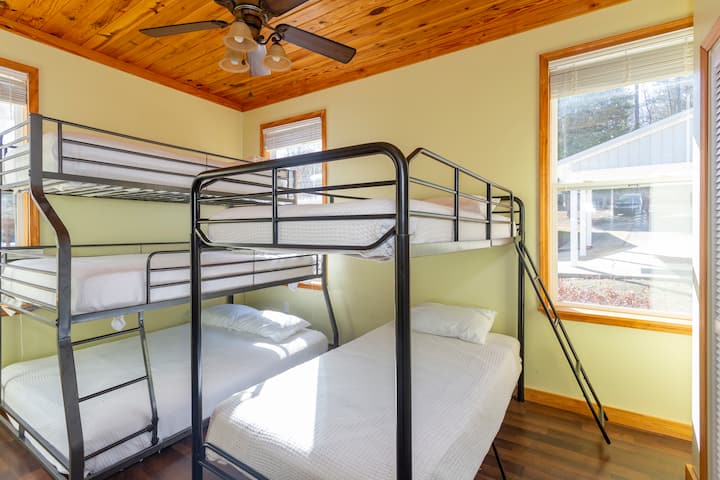 ห้องนอน 3 พร้อมทีวีและเตียงสองชั้น 2 ชุด: เตียงควีนไซส์เต็มรูปแบบเตียงคู่และเตียงแฝด 