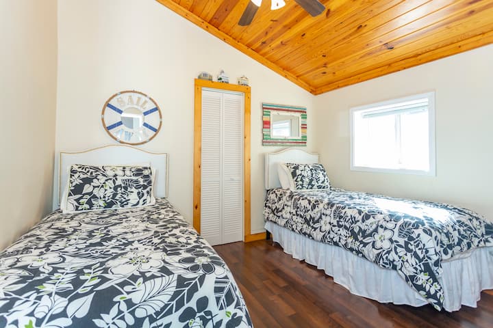 ห้องนอนที่ 4 มีฝาแฝด 2 คนทีวีและอ่างอาบน้ำเต็มรูปแบบอยู่ด้านนอก 