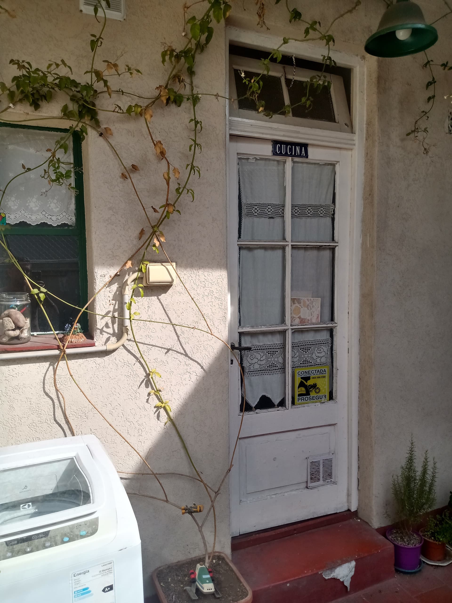 Right/House, separate entrance