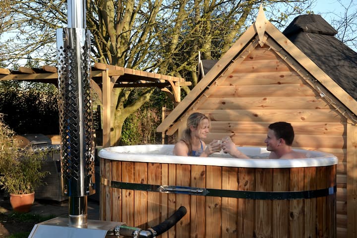 Wild Thyme Log Cabin and Hot Tub - Cabins for Rent in Lincolnshire,  England, United Kingdom - Airbnb
