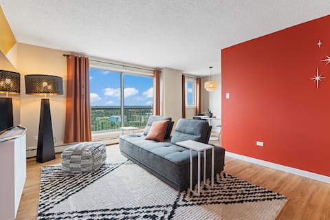 Top Airbnb: Penthouse view with a Pool and Parking too! in Wîhkwêntôwin