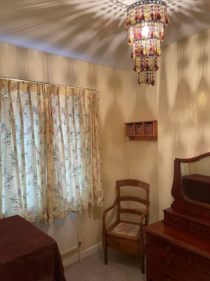 Treća spavaća soba, garderoba za drugu spavaću sobu. Ova soba sadrži sklopivi krevet prikladan za malu odraslu osobu/tinejdžera.