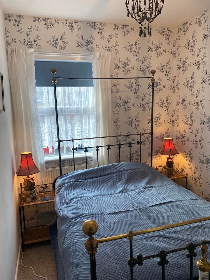 Druga spavaća soba s noćnim svjetiljkama, roletama i zavjesama