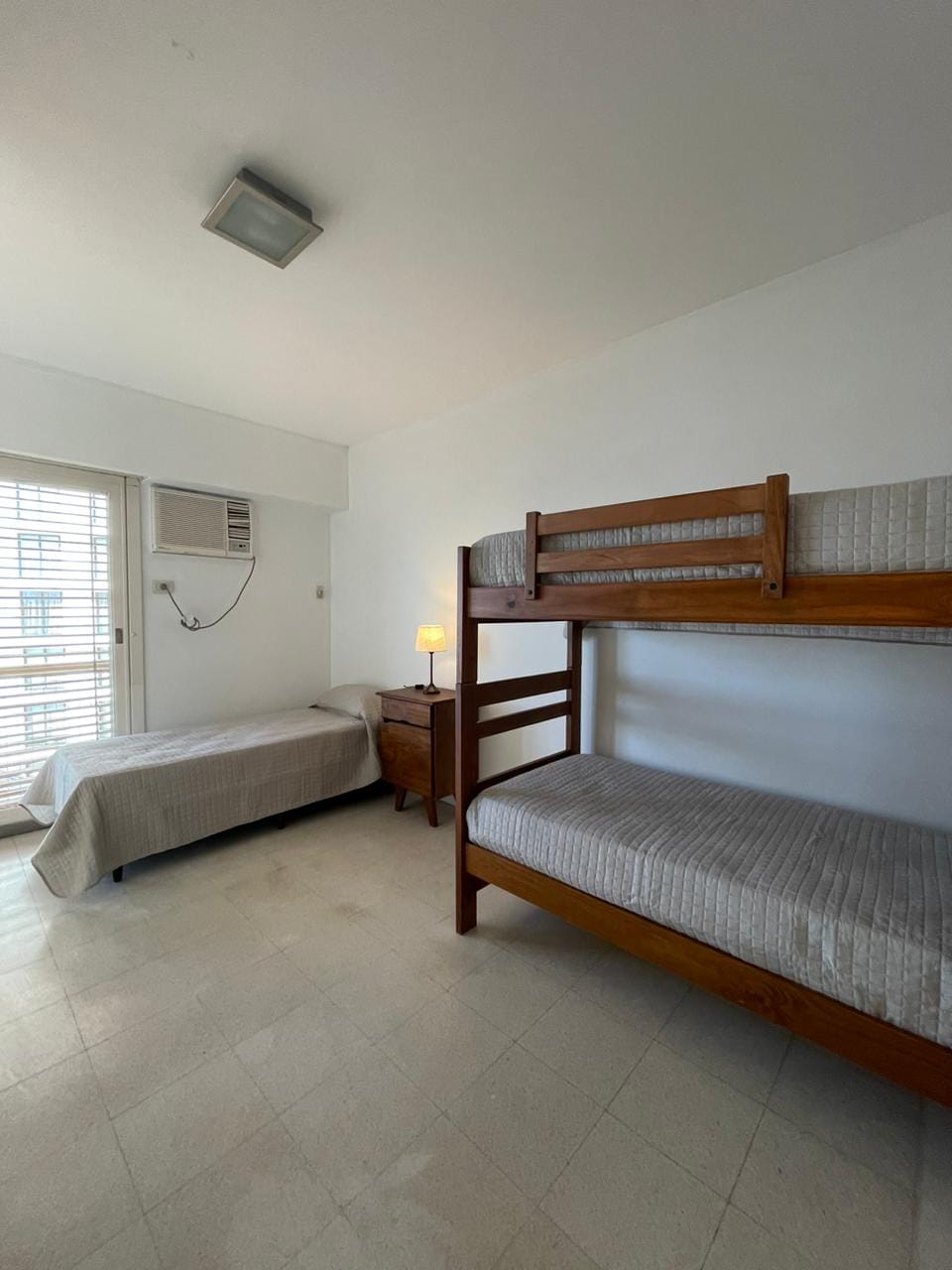 Tretia izba má 3 samostatné postele.
Šatníková skriňa.
Klimatizácia.