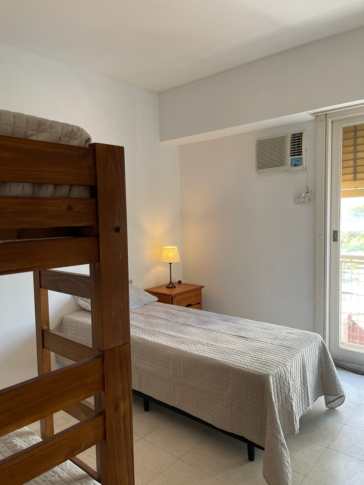 Sekundárna izba s 3 samostatnými posteľami. 
Šatníková skriňa. 
Klimatizácia. 