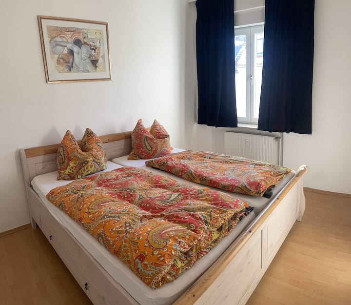 Dhomë gjumi me grila dhe perde. 2m x 1.80m