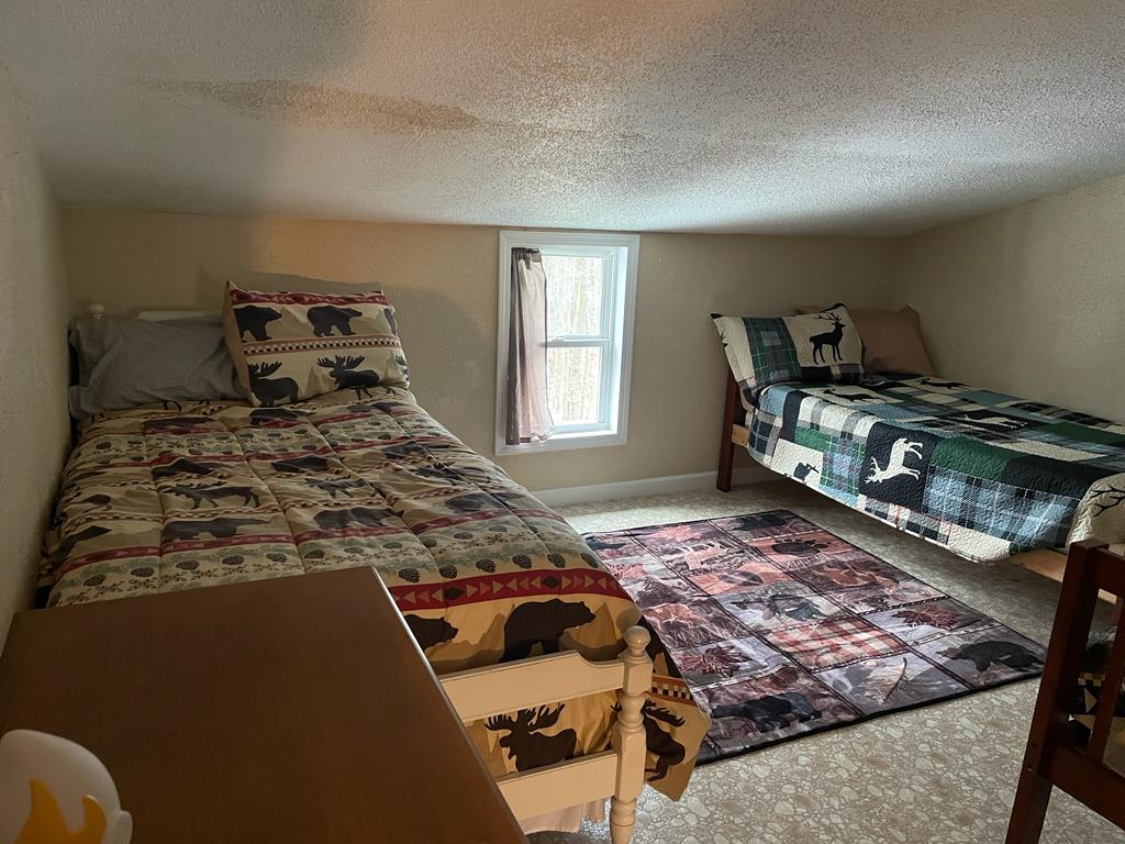 ผ่อนคลายและเติมพลังที่ห้องพักของเรามีเตียงที่สะดวกสบาย 3 เตียงและบรรยากาศที่เงียบสงบ