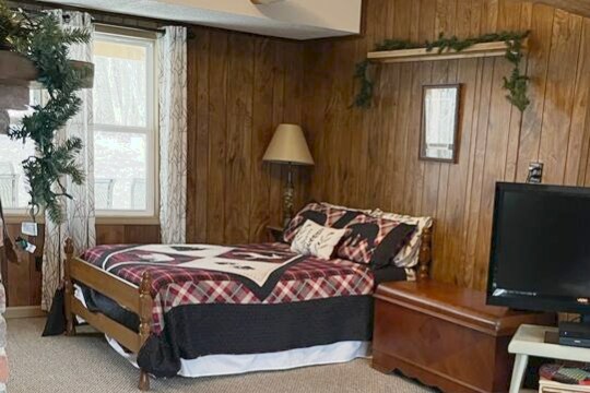 ผ่อนคลายและผ่อนคลายในห้องนั่งเล่นที่กว้างขวางของเรามีที่นั่งกว้างขวางและบรรยากาศที่เงียบสงบเพื่อความเพลิดเพลินของคุณ