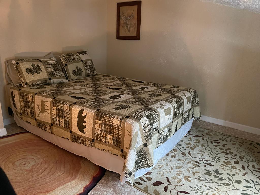 เพลิดเพลินกับการนอนหลับพักผ่อนอย่างสงบในห้องพักที่ได้รับการตกแต่งอย่างดีพร้อมเตียงเดี่ยวที่อบอุ่น