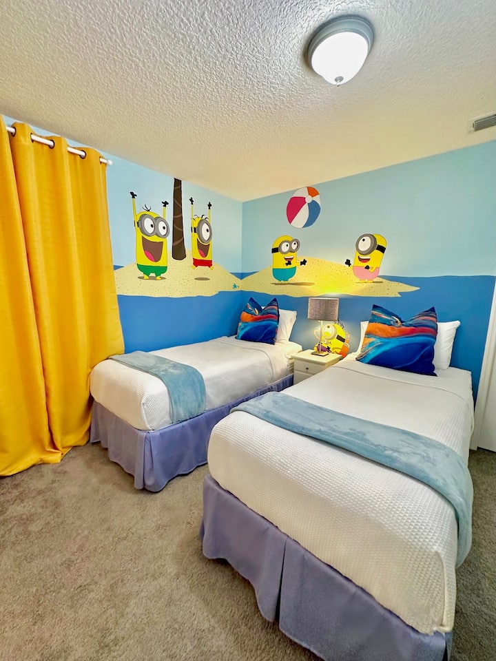 Atraskite įnoringą pakalikų pasaulį mūsų nuostabiame teminiame miegamajame. Ženkite į gyvybingą erdvę, įkvėptą šių mielų personažų, kur juokas ir vaizduotė nežino jokių ribų. Puikiai tinka vaikams ir širdyje!